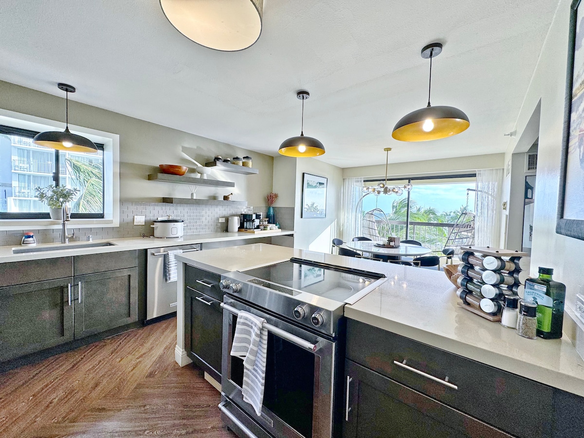 Luxury Oceanfront-Waikiki Beach- 2BR/2BTH/Parking