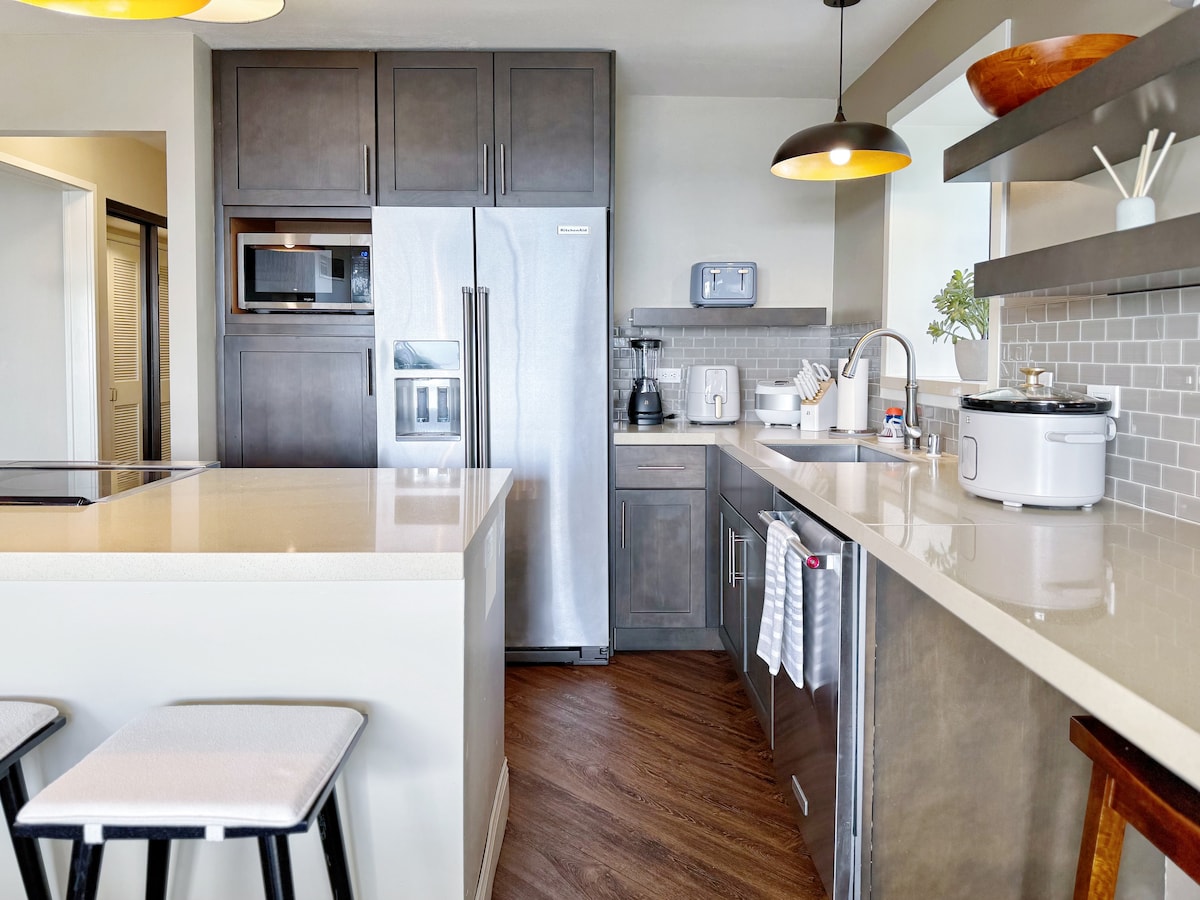 Luxury Oceanfront-Waikiki Beach- 2BR/2BTH/Parking