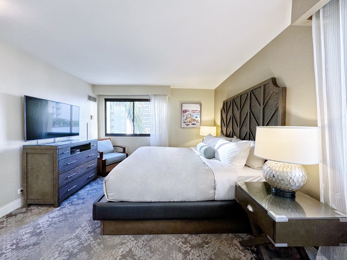 Luxury Oceanfront-Waikiki Beach- 2BR/2BTH/Parking