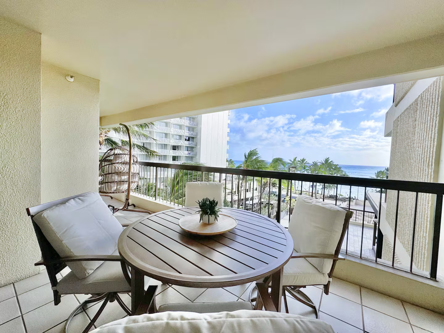 Luxury Oceanfront-Waikiki Beach- 2BR/2BTH/Parking