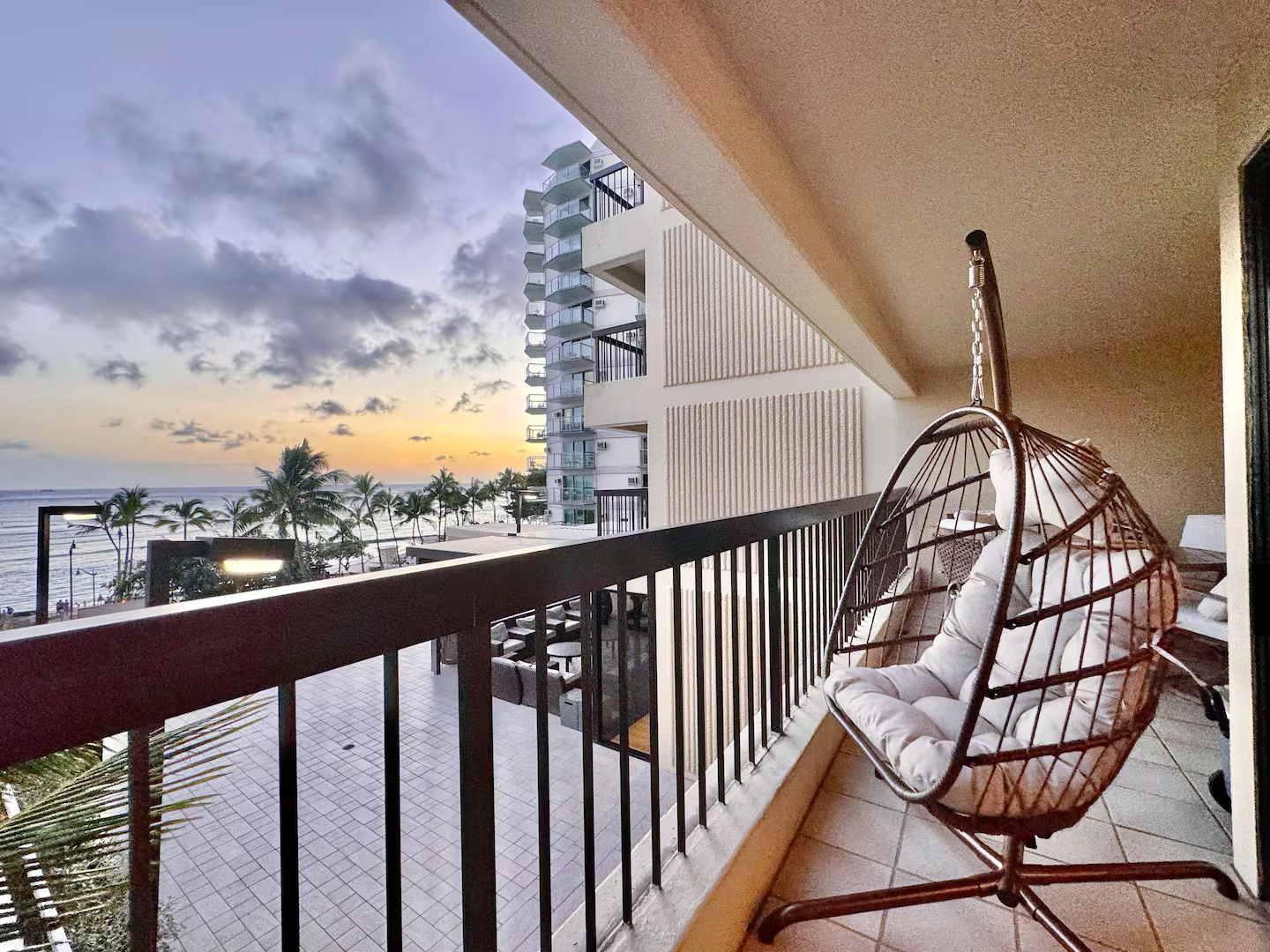 Luxury Oceanfront-Waikiki Beach- 2BR/2BTH/Parking