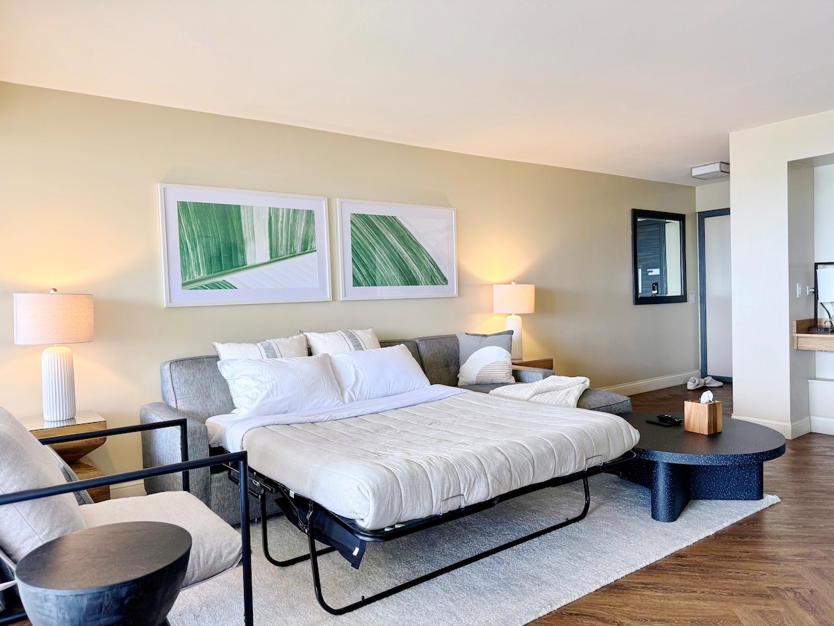 Luxury Oceanfront-Waikiki Beach- 2BR/2BTH/Parking