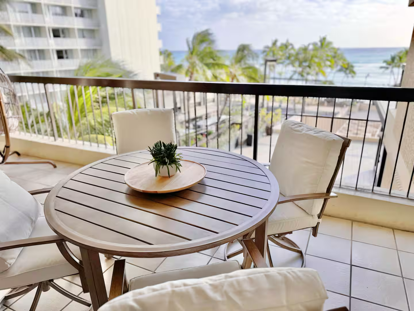 Luxury Oceanfront-Waikiki Beach- 2BR/2BTH/Parking