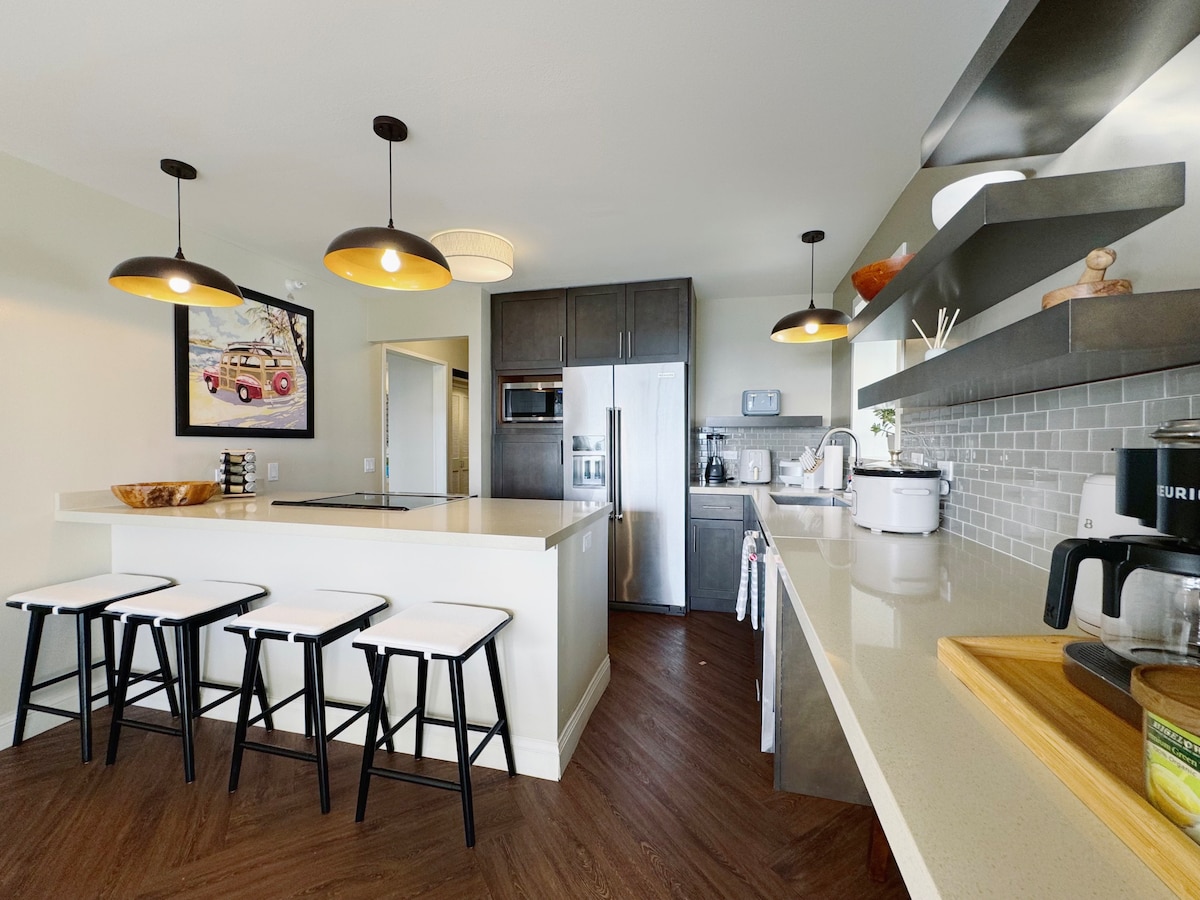Luxury Oceanfront-Waikiki Beach- 2BR/2BTH/Parking