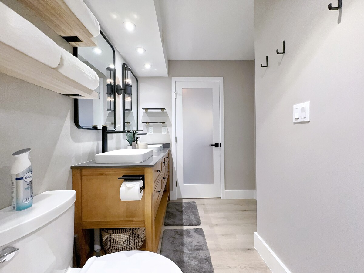 Upscale Ultra Modern Renovated 1BR+Free Parking!