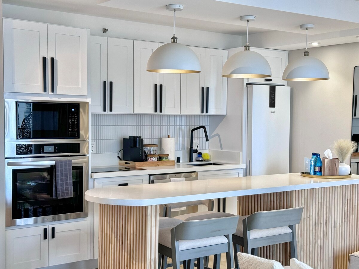 Upscale Ultra Modern Renovated 1BR+Free Parking!