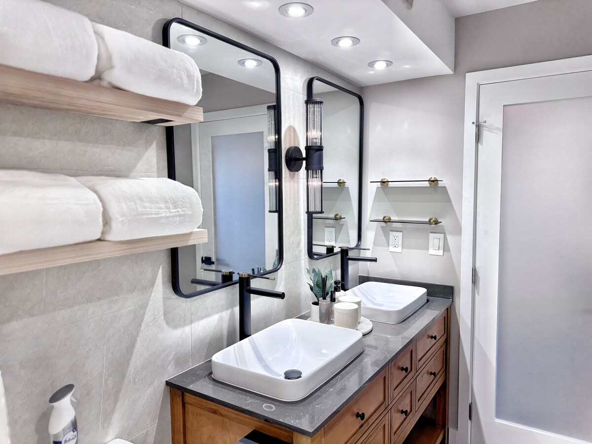 Upscale Ultra Modern Renovated 1BR+Free Parking!