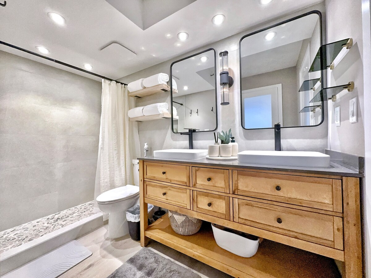 Upscale Ultra Modern Renovated 1BR+Free Parking!
