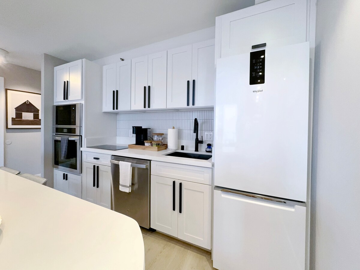 Upscale Ultra Modern Renovated 1BR+Free Parking!