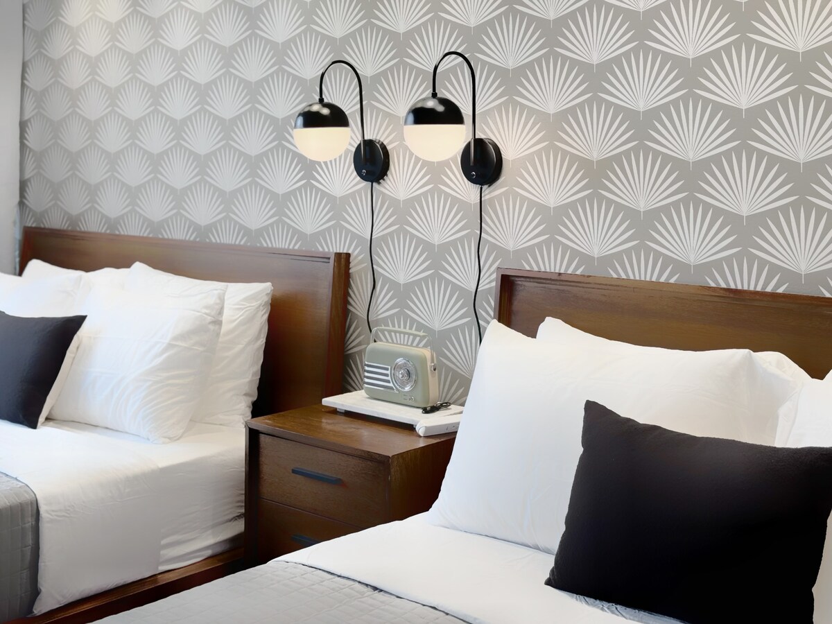 Upscale Ultra Modern Renovated 1BR+Free Parking!