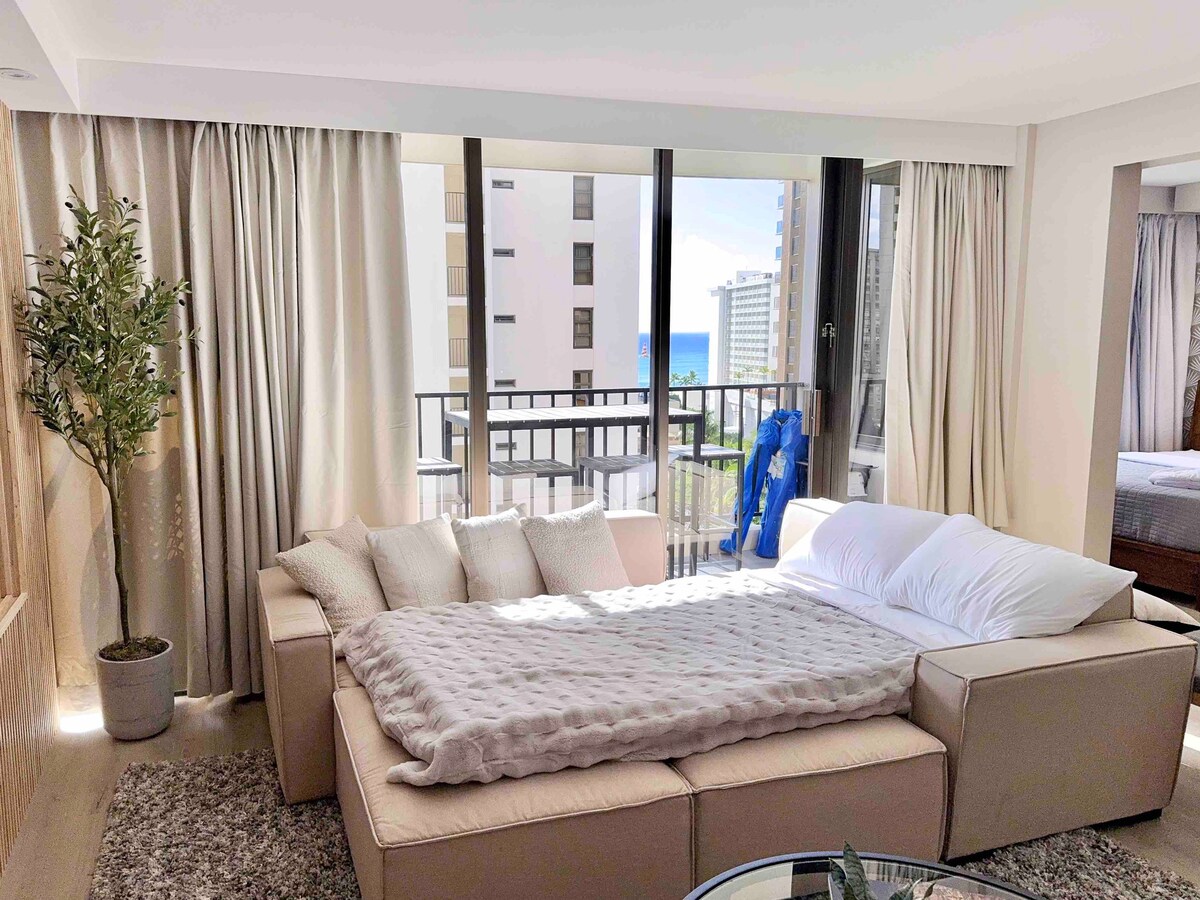 Upscale Ultra Modern Renovated 1BR+Free Parking!