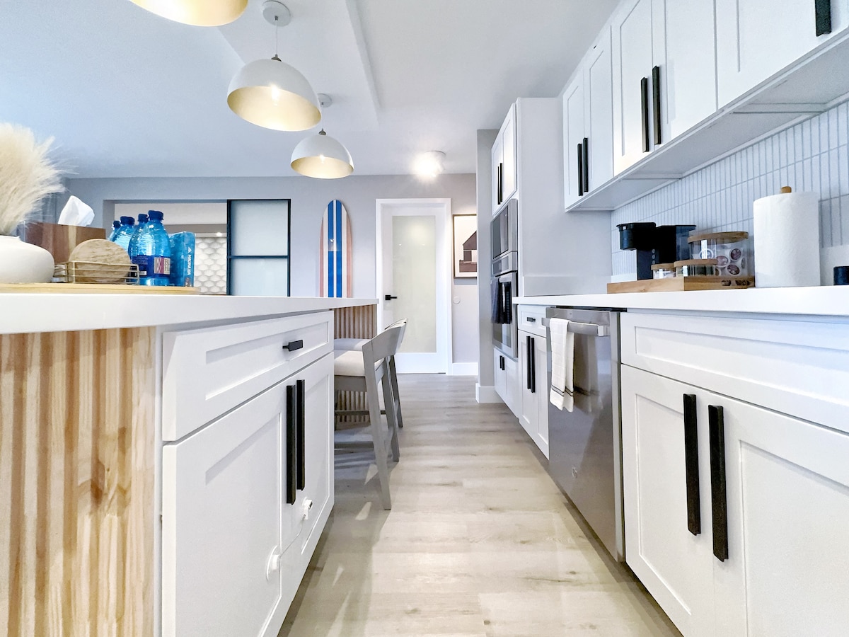 Upscale Ultra Modern Renovated 1BR+Free Parking!