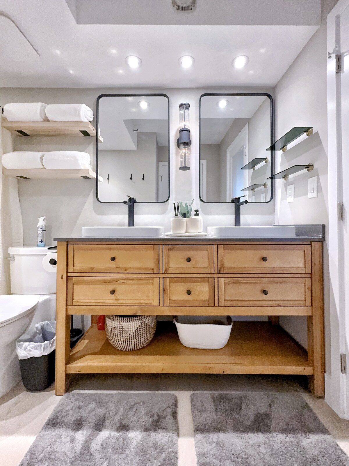 Upscale Ultra Modern Renovated 1BR+Free Parking!