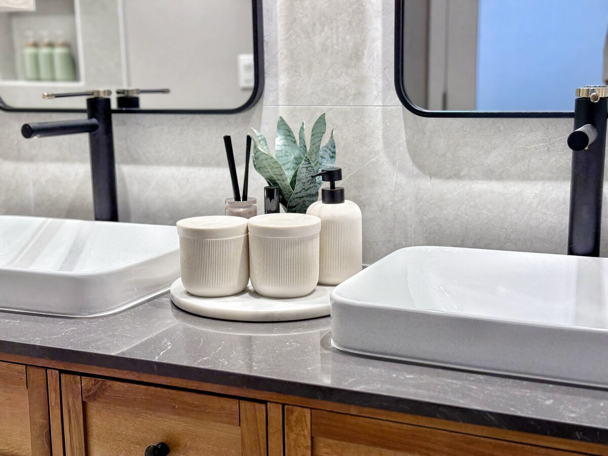 Upscale Ultra Modern Renovated 1BR+Free Parking!