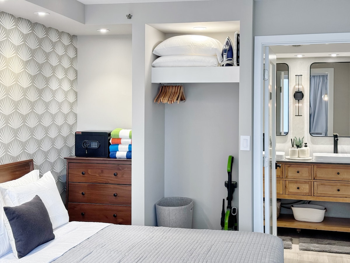 Upscale Ultra Modern Renovated 1BR+Free Parking!