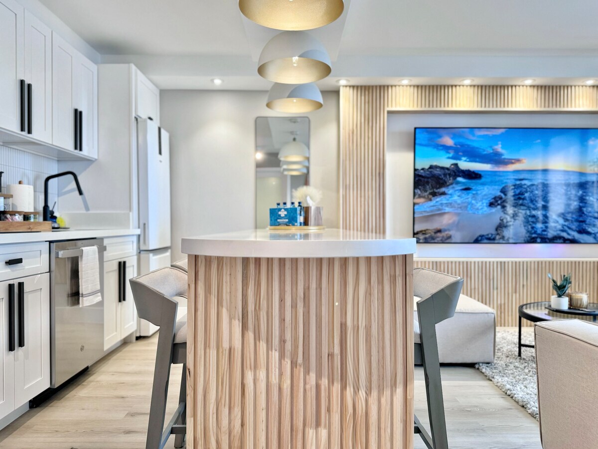 Upscale Ultra Modern Renovated 1BR+Free Parking!