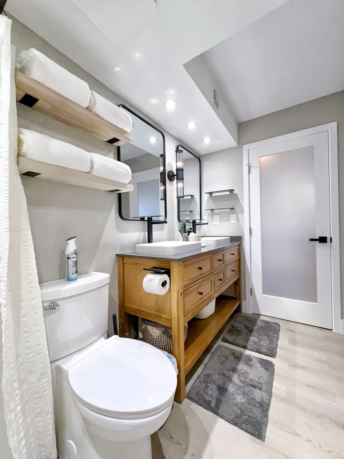Upscale Ultra Modern Renovated 1BR+Free Parking!