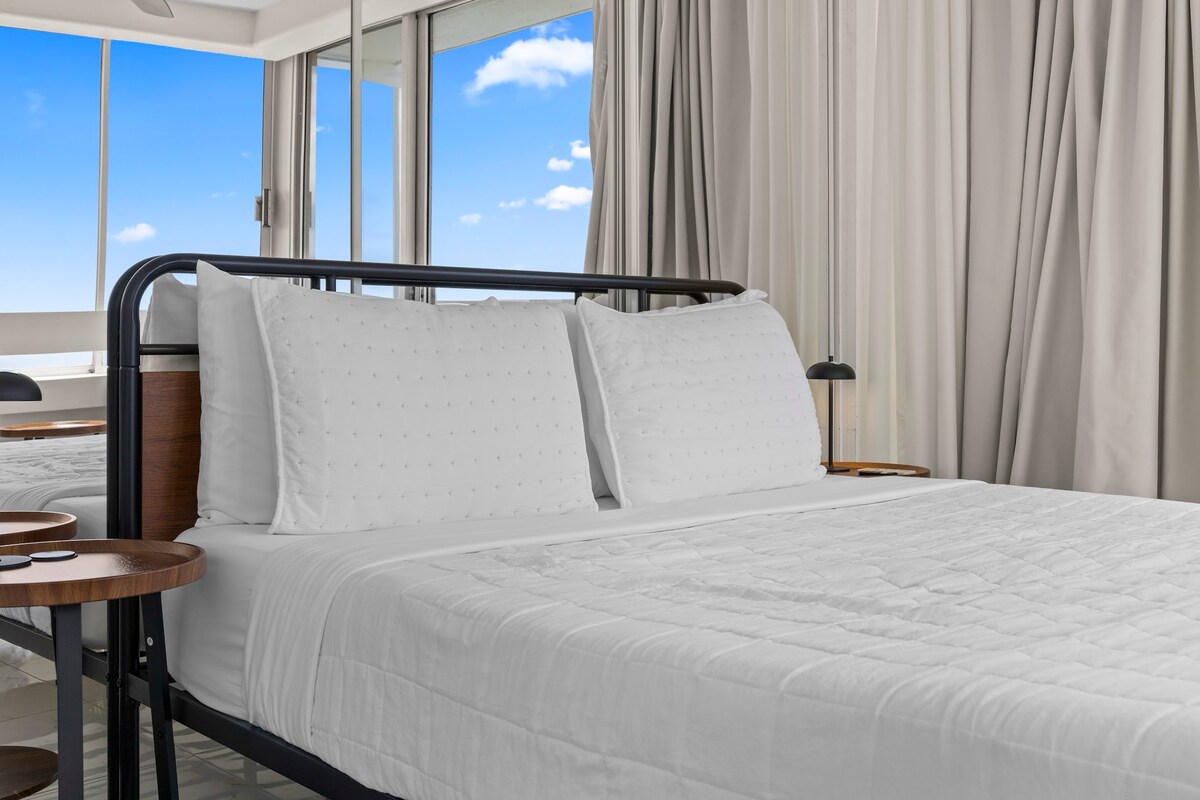 32nd FL-2BR Ocean View Penthouse-Waikiki Beach