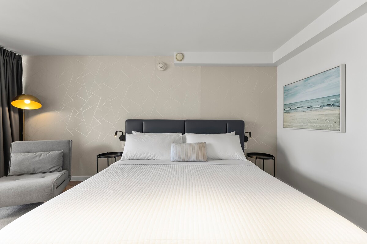 Central Waikiki Modern & Cozy King Studio