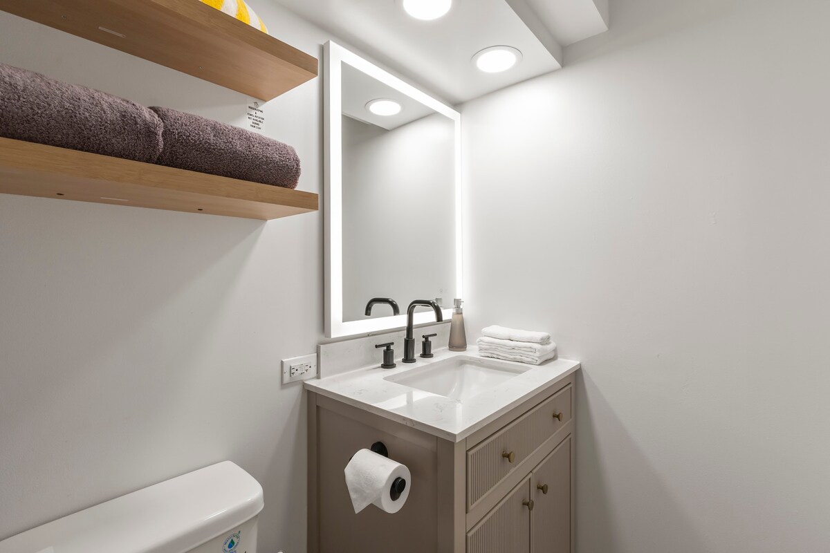 Central Waikiki Modern & Cozy King Studio