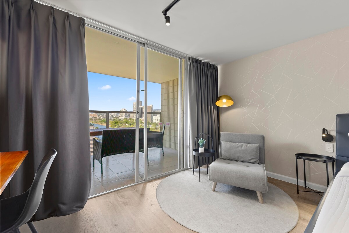 Central Waikiki Modern & Cozy King Studio