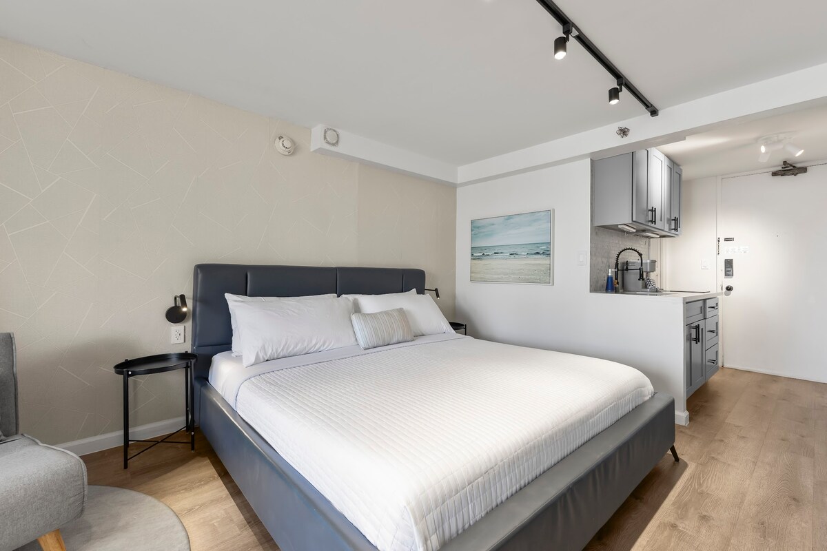 Central Waikiki Modern & Cozy King Studio