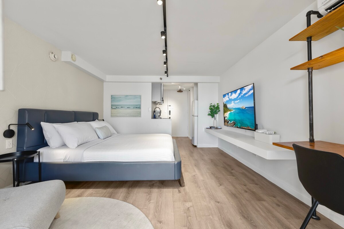 Central Waikiki Modern & Cozy King Studio
