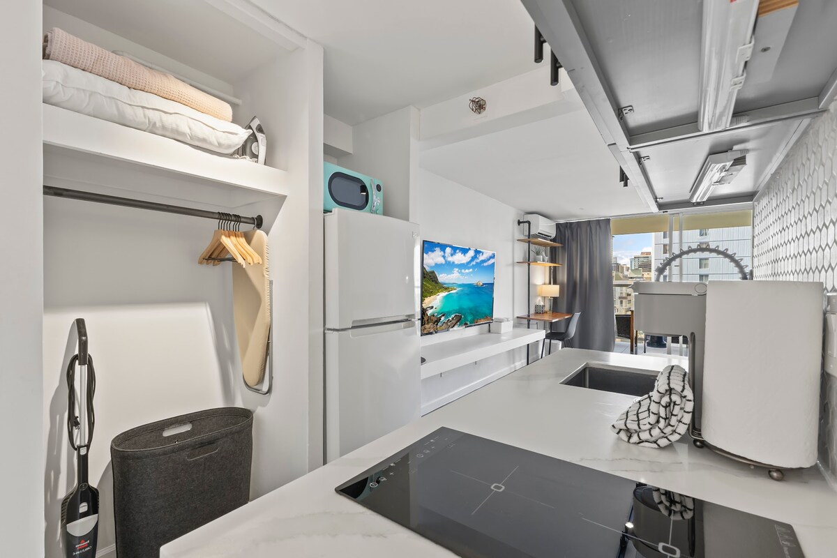 Central Waikiki Modern & Cozy King Studio