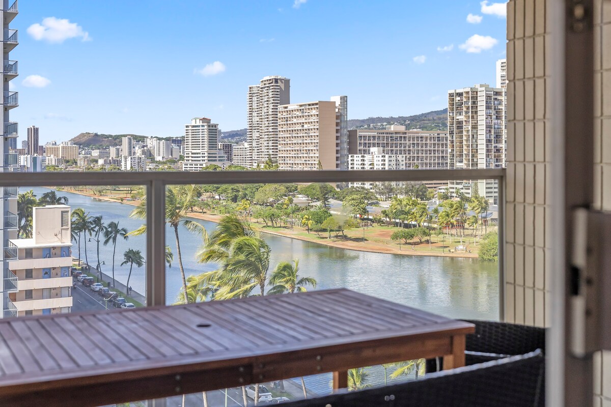 Central Waikiki Modern & Cozy King Studio