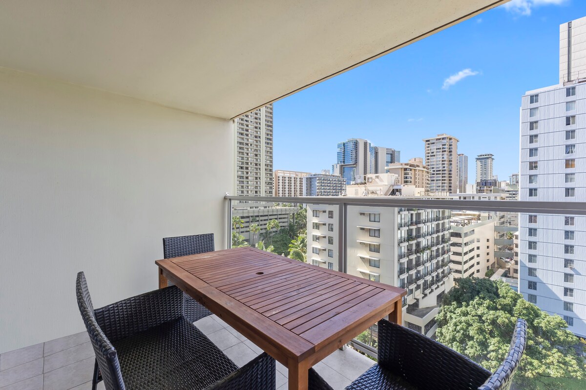 Central Waikiki Modern & Cozy King Studio