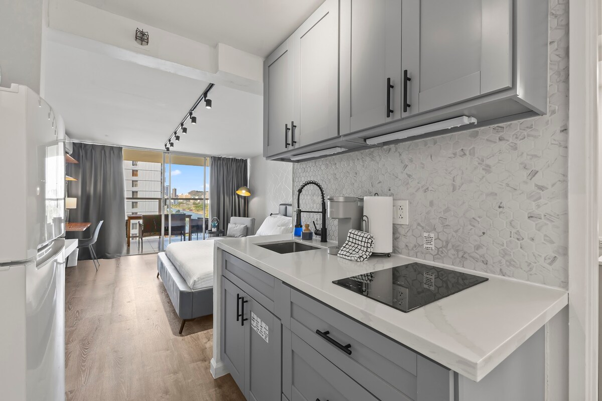 Central Waikiki Modern & Cozy King Studio