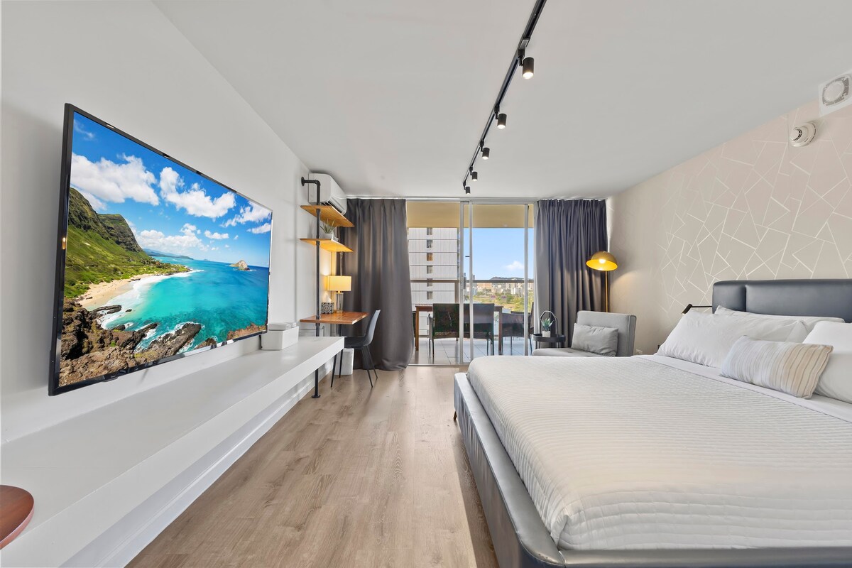Central Waikiki Modern & Cozy King Studio