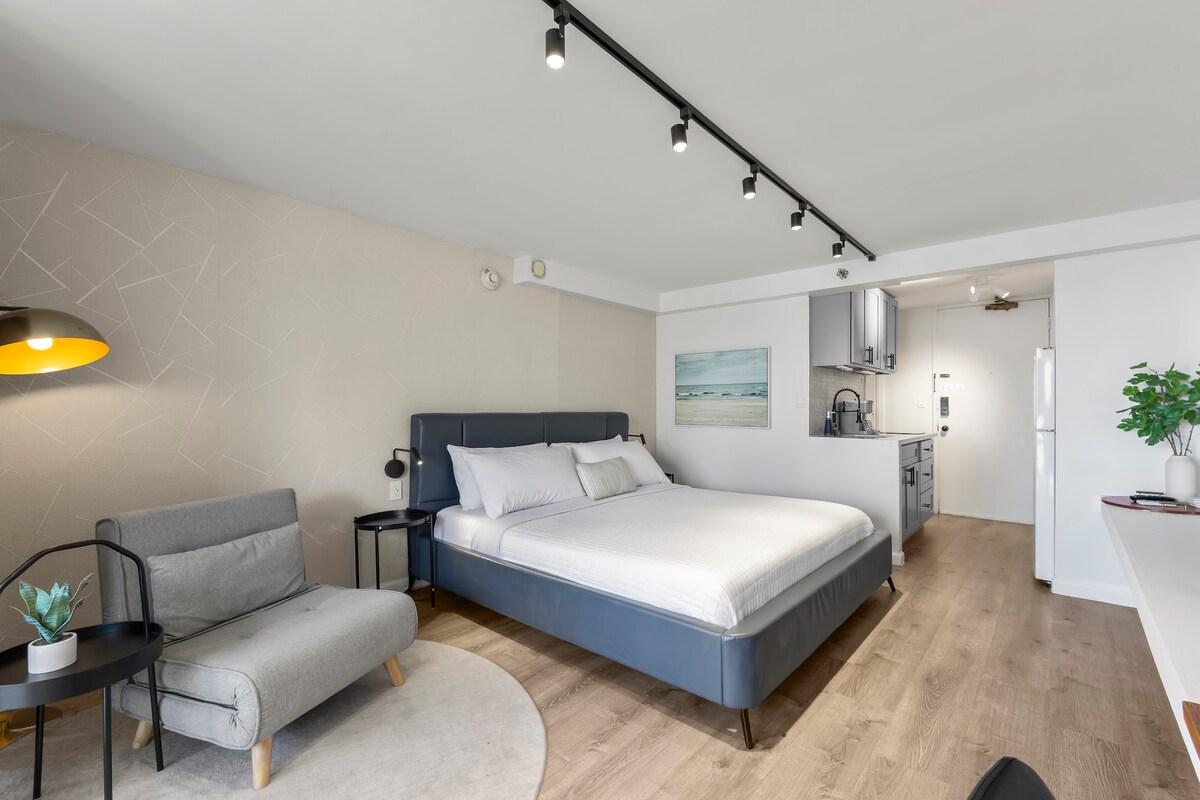 Central Waikiki Modern & Cozy King Studio