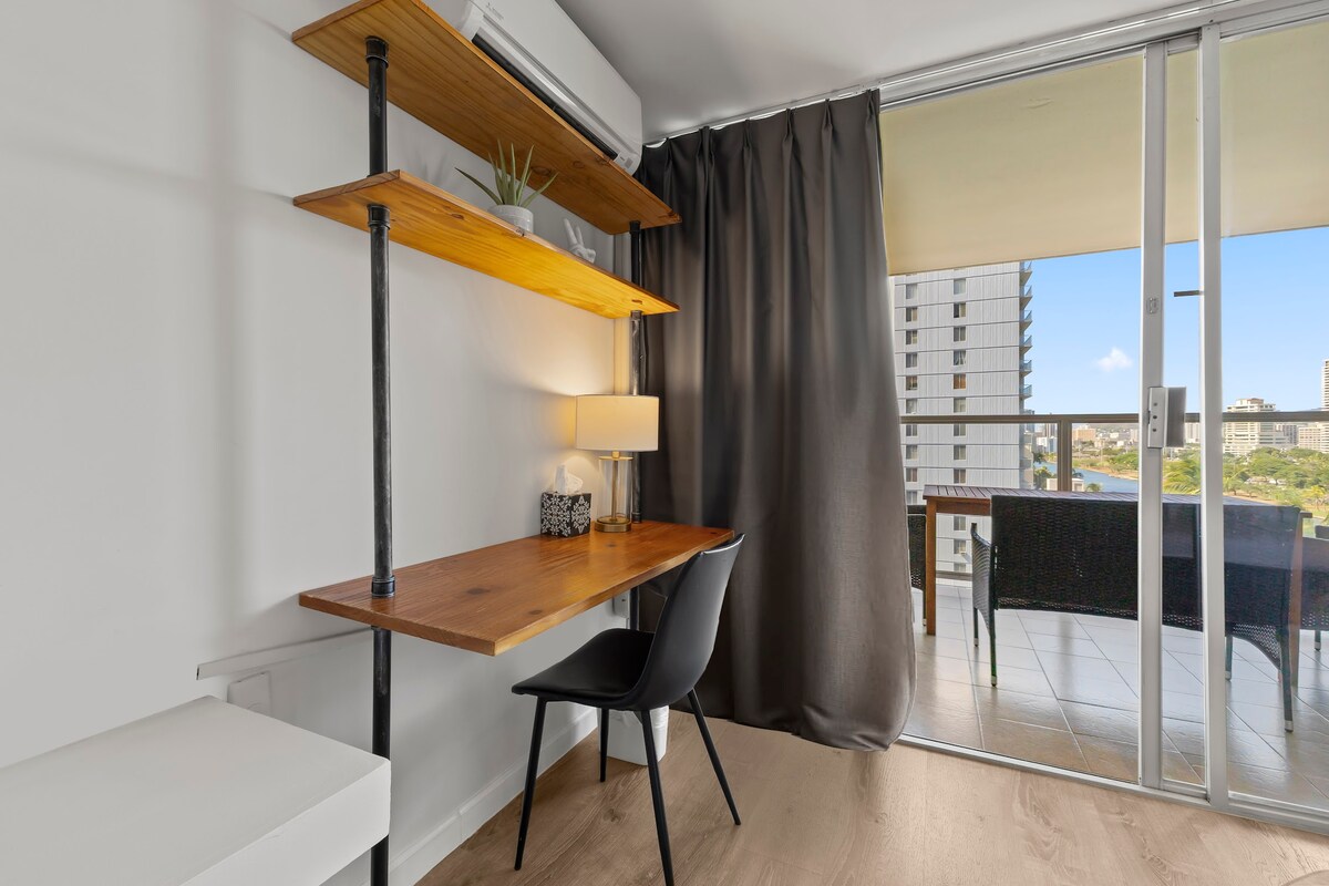 Central Waikiki Modern & Cozy King Studio