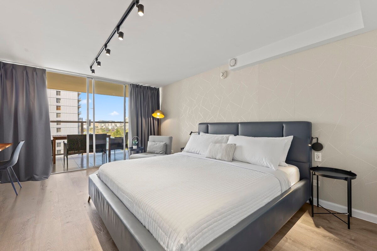 Central Waikiki Modern & Cozy King Studio
