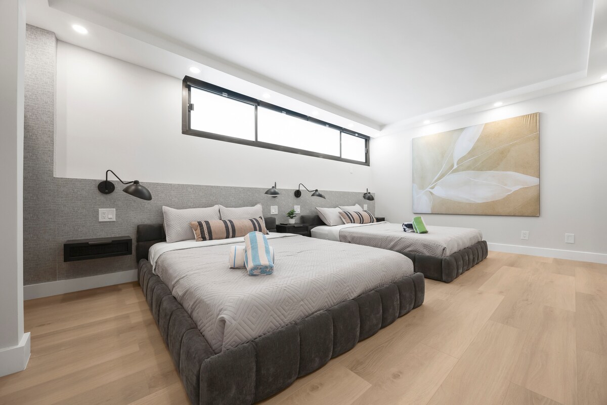 11F-Spectacular Condo w/300sqft Patio and Parking!