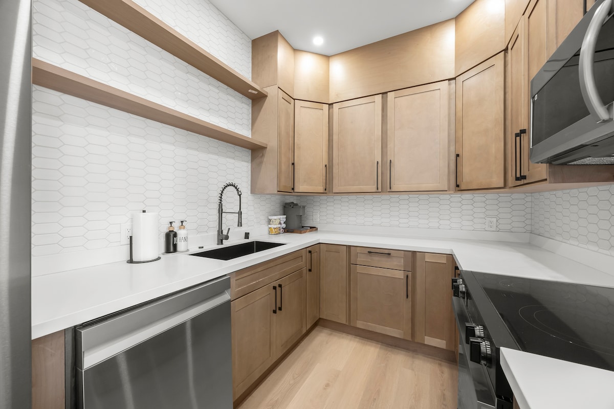 11F-Spectacular Condo w/300sqft Patio and Parking!