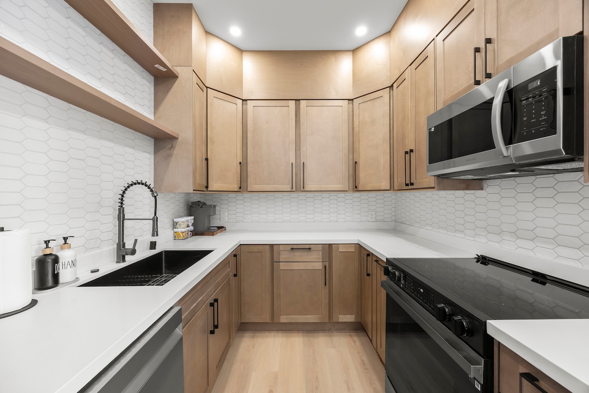 11F-Spectacular Condo w/300sqft Patio and Parking!