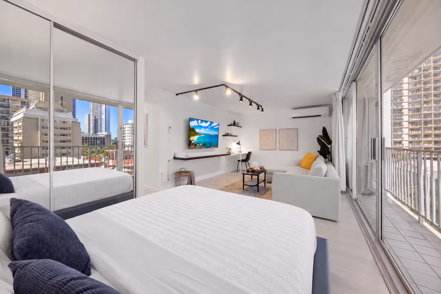 Stunning & Elegant Waikiki Studio *NEAR BEACH! *