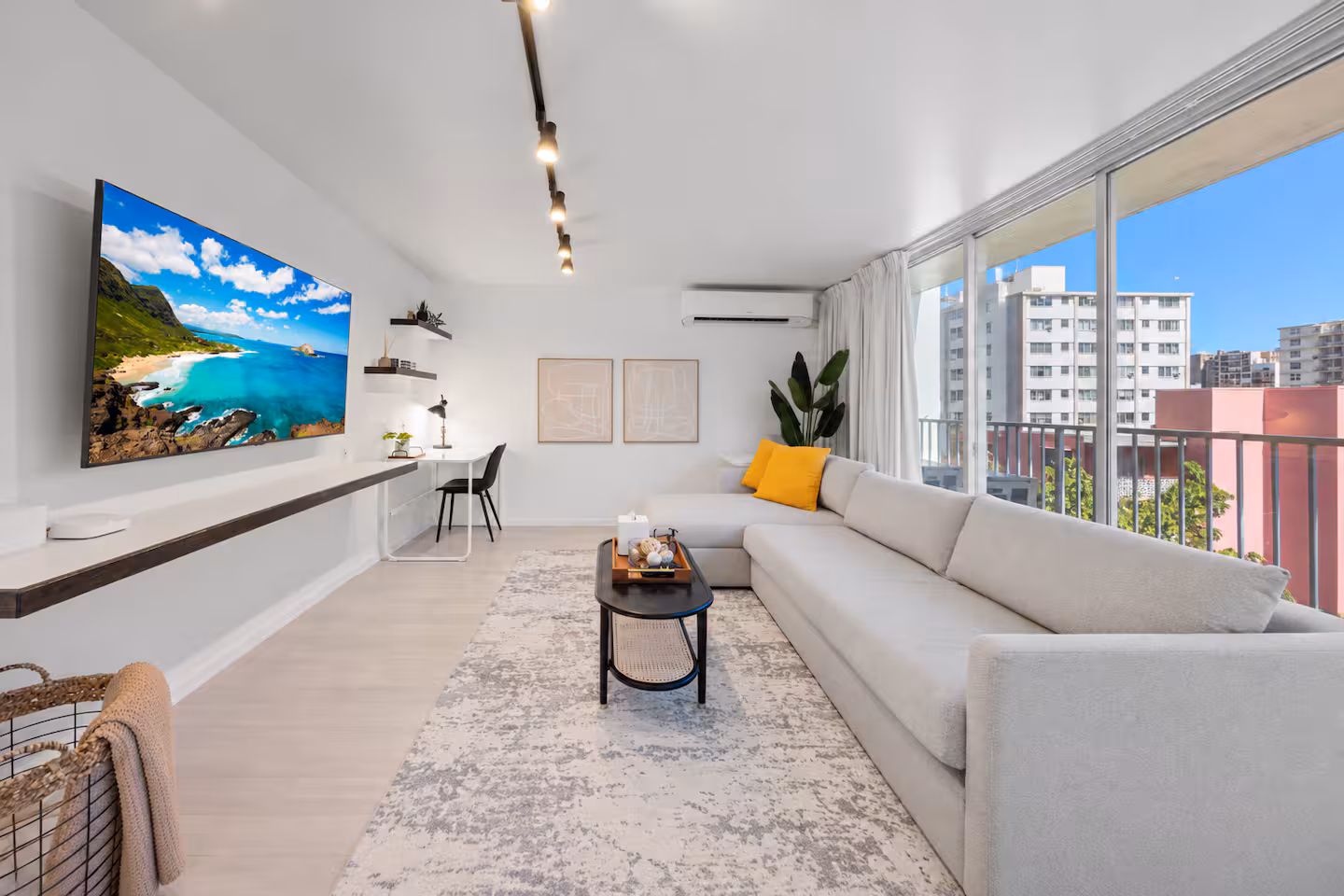 Stunning & Elegant Waikiki Studio *NEAR BEACH! *