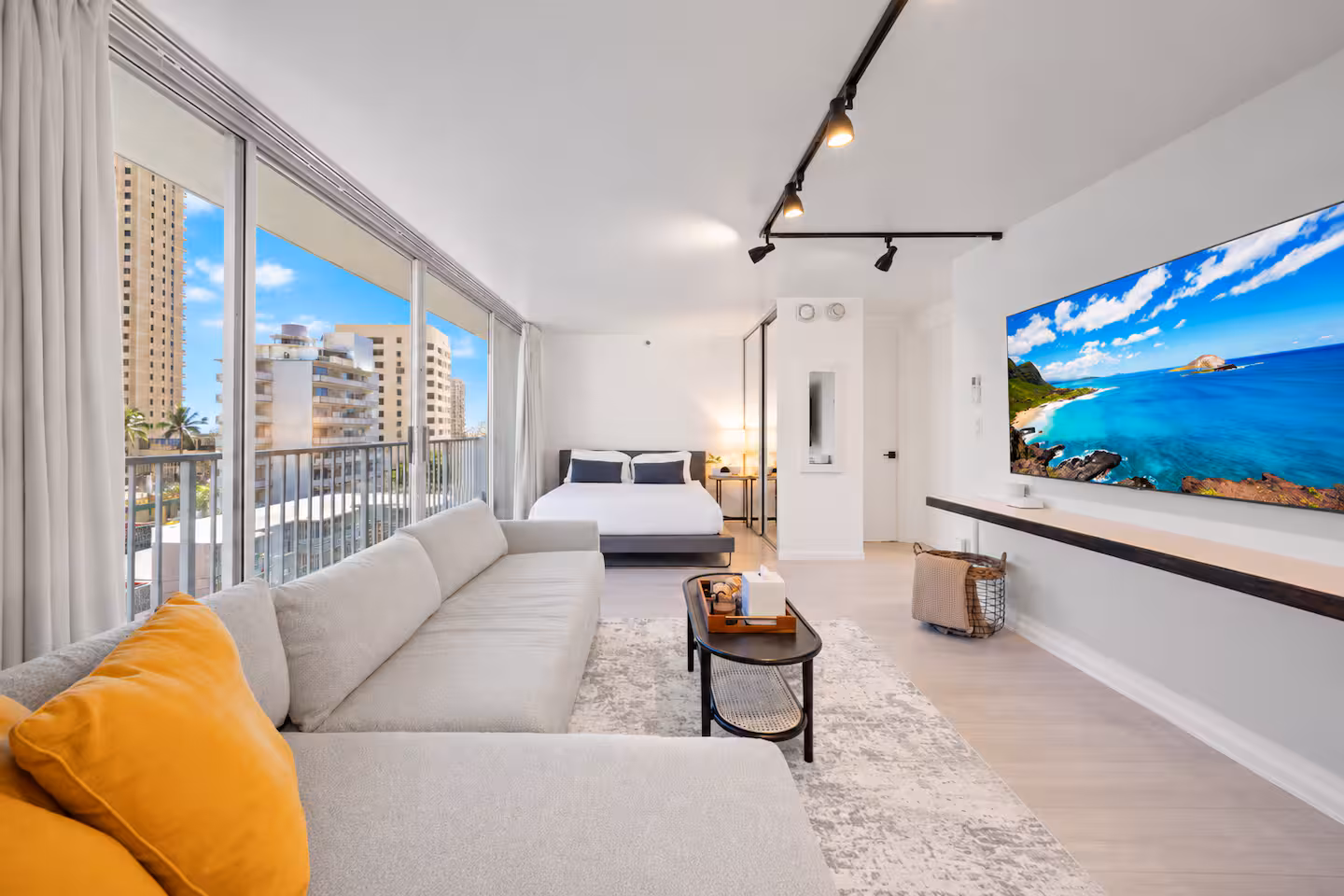 Stunning & Elegant Waikiki Studio *NEAR BEACH! *