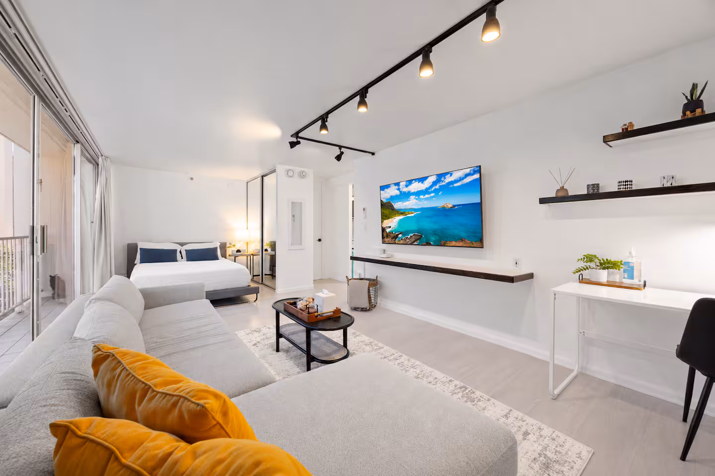 Stunning & Elegant Waikiki Studio *NEAR BEACH! *
