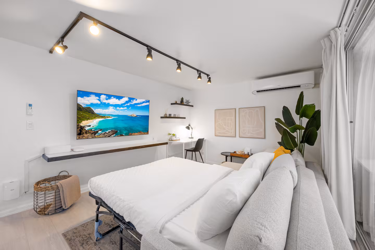 Stunning & Elegant Waikiki Studio *NEAR BEACH! *