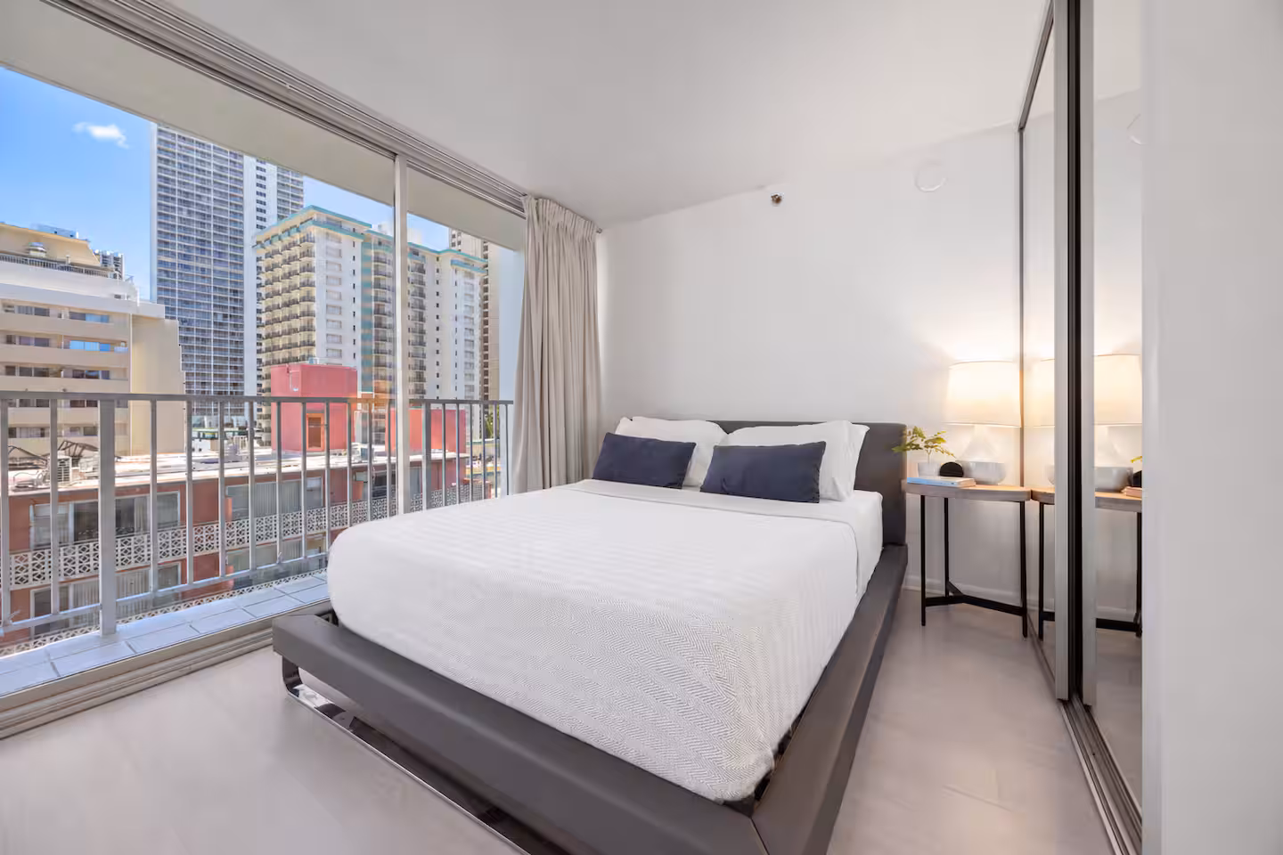 Stunning & Elegant Waikiki Studio *NEAR BEACH! *