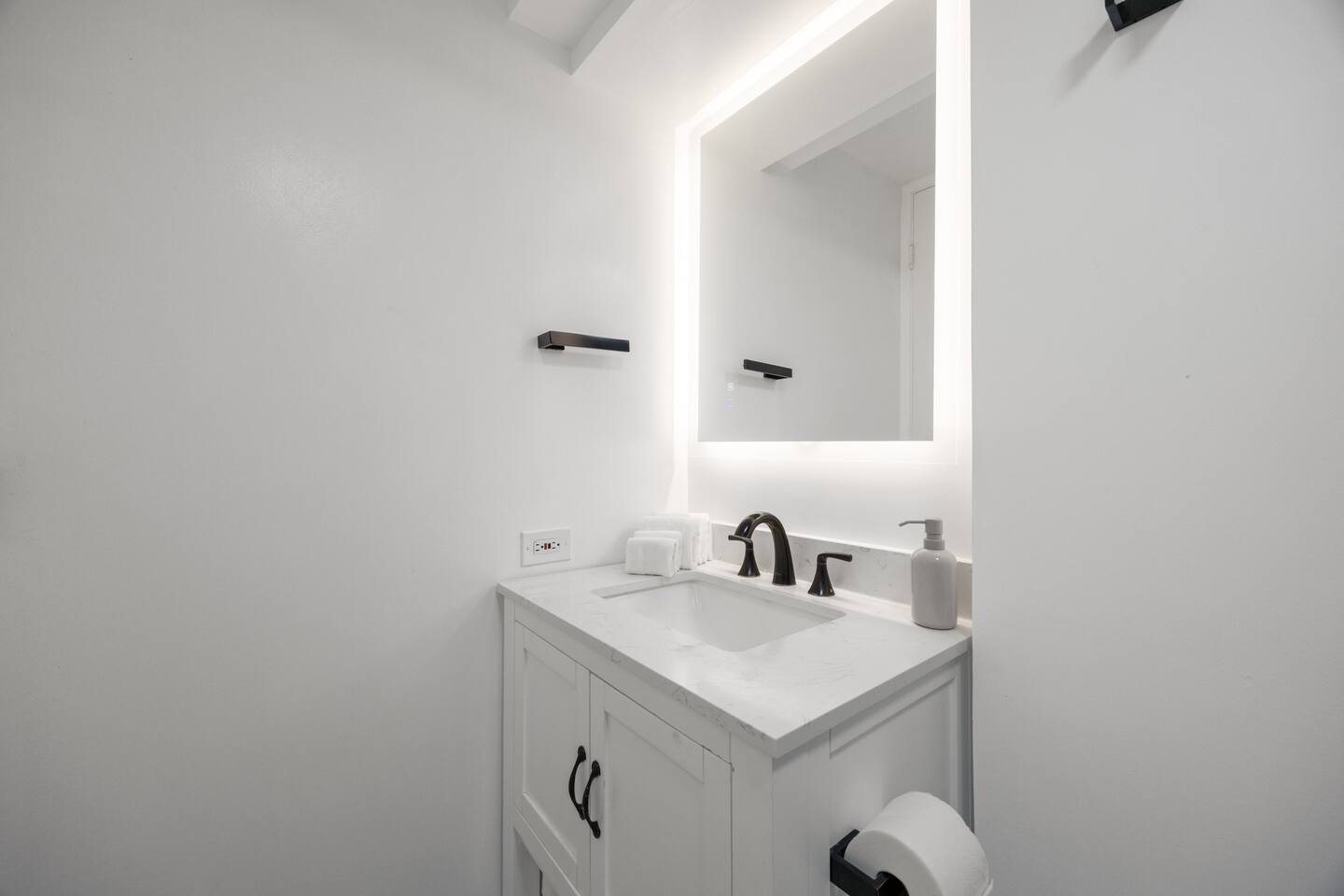 Stunning & Elegant Waikiki Studio *NEAR BEACH! *