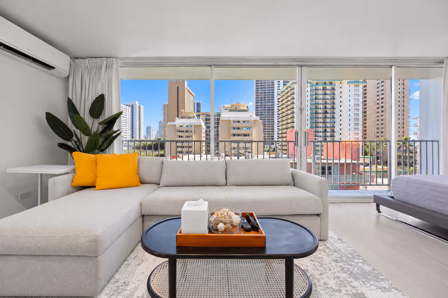 Stunning & Elegant Waikiki Studio *NEAR BEACH! *