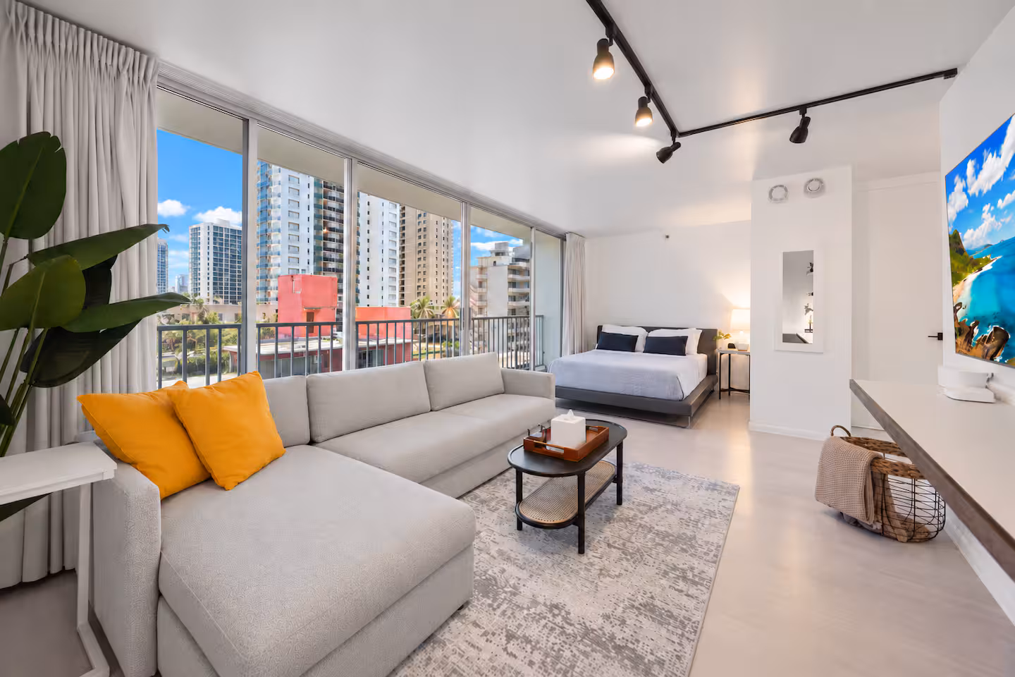 Stunning & Elegant Waikiki Studio *NEAR BEACH! *