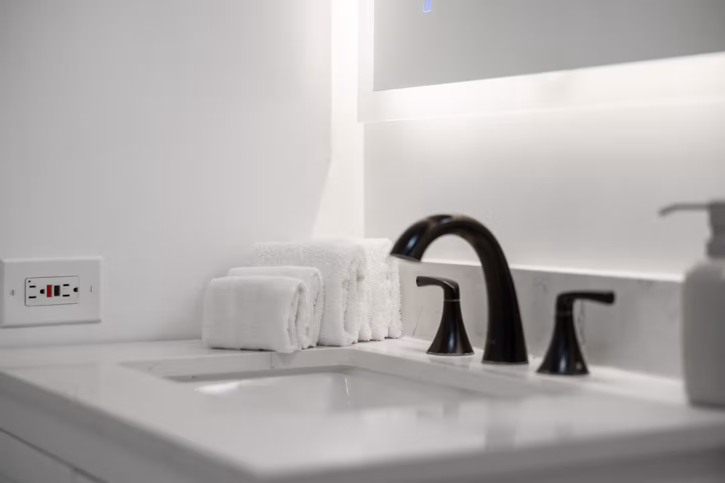 Stunning & Elegant Waikiki Studio *NEAR BEACH! *