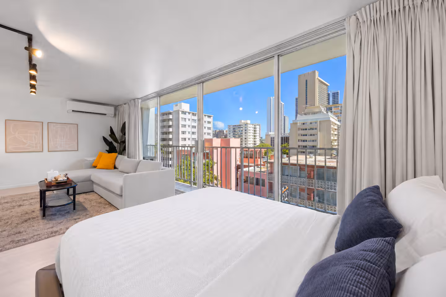 Stunning & Elegant Waikiki Studio *NEAR BEACH! *