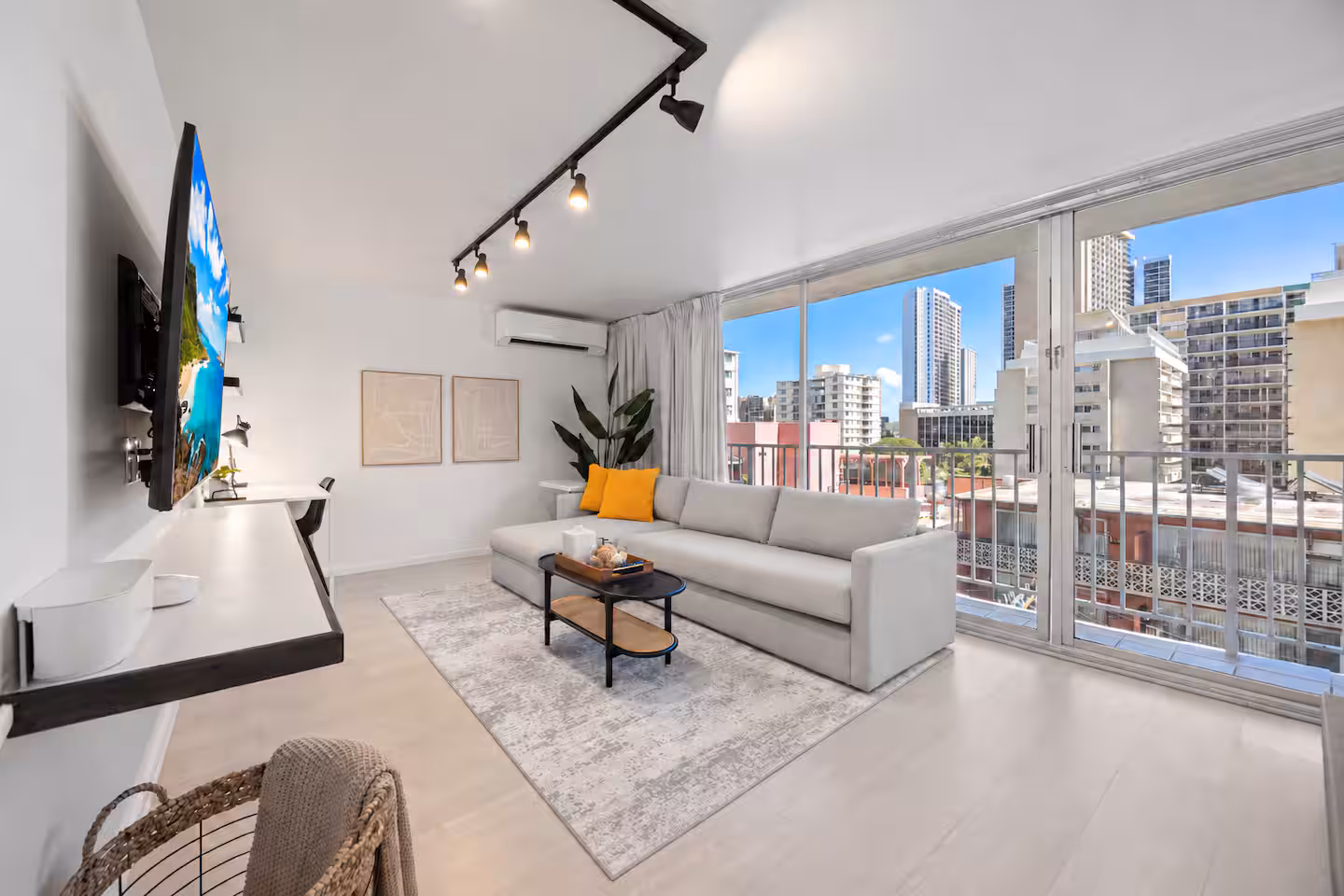 Stunning & Elegant Waikiki Studio *NEAR BEACH! *
